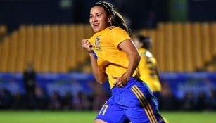 Nayeli Rangel festeja durante partido de Tigres