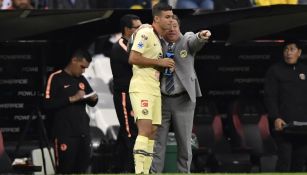 Herrera da instrucciones a Benedetti 