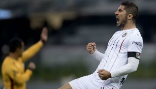 Jair Pereira festeja un gol con Chivas