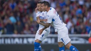 Jugadores de Cruz Azul celebran anotación contra Atlas