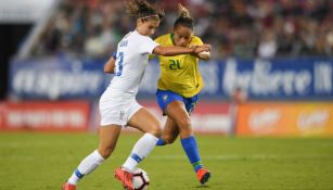 Jugadoras de EU y Brasil durante un partido