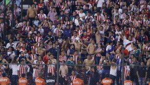 Afición apoya a Chivas en el duelo contra Gallos