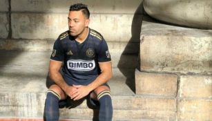 Marco Fabián posa con la indumentaria del Philadelphia Union