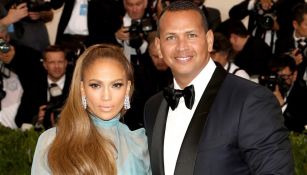 Jennifer Lopez y Alex Rodríguez posan para la prensa