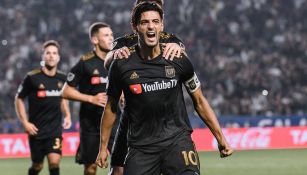 Carlos Vela celebra una anotación con Los Angeles 