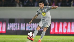 Tecatito Corona durante partido con el Porto