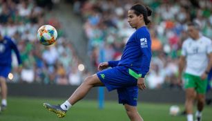 Diego Lainez en calentamiento con el Betis