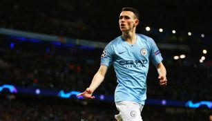 Phil Foden celebra tras marcar un gol en contra del Schalke 04