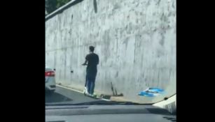 Usuario de scooter viaja sobre Viaducto