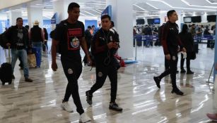 Jugadores de Chivas en el aeropuerto