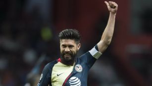 Oribe Peralta festeja en un partido de América