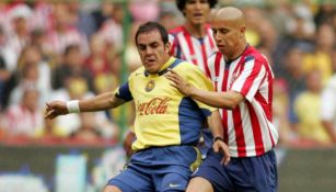 Cuauhtémoc Blanco y Adolfo Bautista durante un Clásico