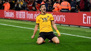 Raúl Jiménez celebrando su gol ante el Manchester United 