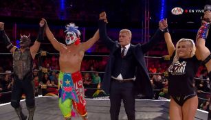 Cody Rhodes festeja con luchadores de AAA en el ring