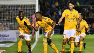 Jugadores de Tigres celebran gol frente al Querétaro