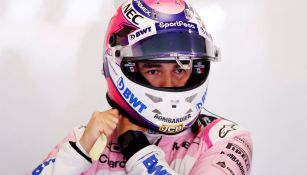 Checo Pérez se pone su casco previo a una carrera