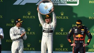 Hamilton aplaude a Bottas tras triunfo en el GP de Australia 