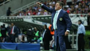 Miguel Herrera durante un partido del América 