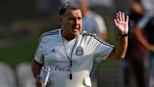 Gerardo Martino dando indicaciones al Tri 