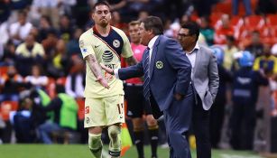 Herrera y Castillo se saludan en un juego del América