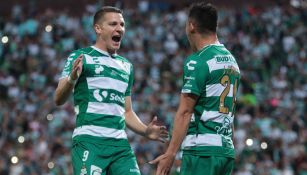 Furch y Marcelo Correa festejando un gol ante Toluca 