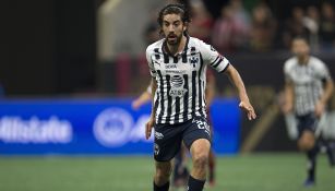 Rodolfo Pizarro conduce el balón en juego de Rayados 