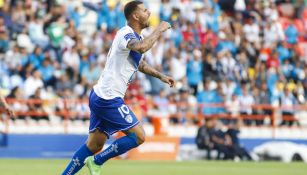 Edwin Cardona festeja un gol con Pachuca