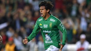 José Juan Macías festeja un gol con el León