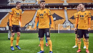 Jugadores de Wolves posan durante una sesión