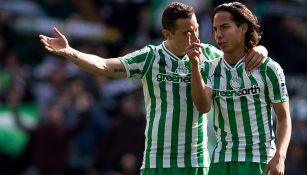 Guardado dialoga con Diego Lainez en juego de Betis 