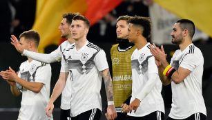 Jugadores de Alemania agradecen a la afición en juego amistoso