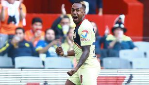 Renato Ibarra festeja un gol con América