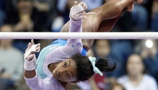 Simone Biles durante una competencia de gimnasia 