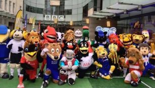 Mascotas de la Premier League afuera de las instalaciones de la BBC