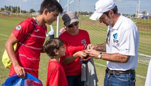 Figo firma autógrafos en una IVP Supercup