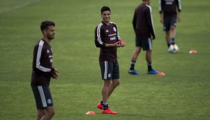 Raúl Jiménez sonríe en entrenamiento del Tri