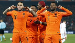 Depay y Wijnaldum festejan tras anotar un gol contra Bielorrusia