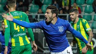 Pollo Briseño celebra una anotación con el Feirense 