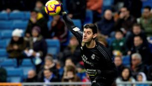 Courtois lanza un balón en partido del Real Madrid 