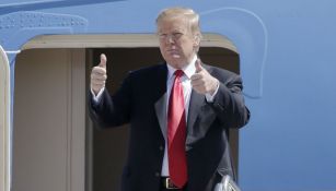 Donald Trump saluda desde su avión 