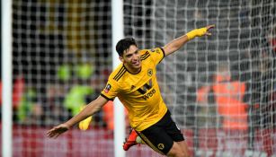 Raúl Jiménez celebra una anotación con el Wolverhampton