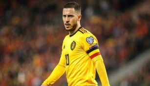 Eden Hazard durante un duelo con Bélgica