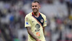 Jeremy Ménez en un partido con el América 