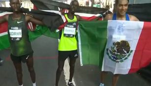 Juan Luis Barrios con la bandera de México 