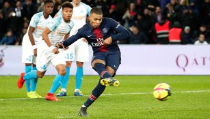 Kylian Mbappé realiza un disparo de penalti