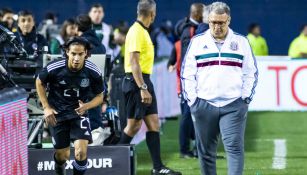 Diego Lainez y Gerardo Martino durante un juego del Tri