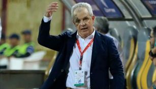 Javier Aguirre durante un partido con la Selección de Egipto 