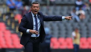 Pedro Caixinha grita durante un partido de Cruz Azul