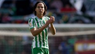 Lainez aplaude tras un partido del Betis