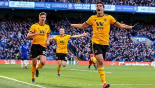 Raúl Jiménez festeja un gol con los Wolves